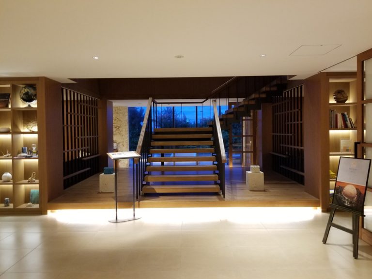 フロント棟に入った正面から