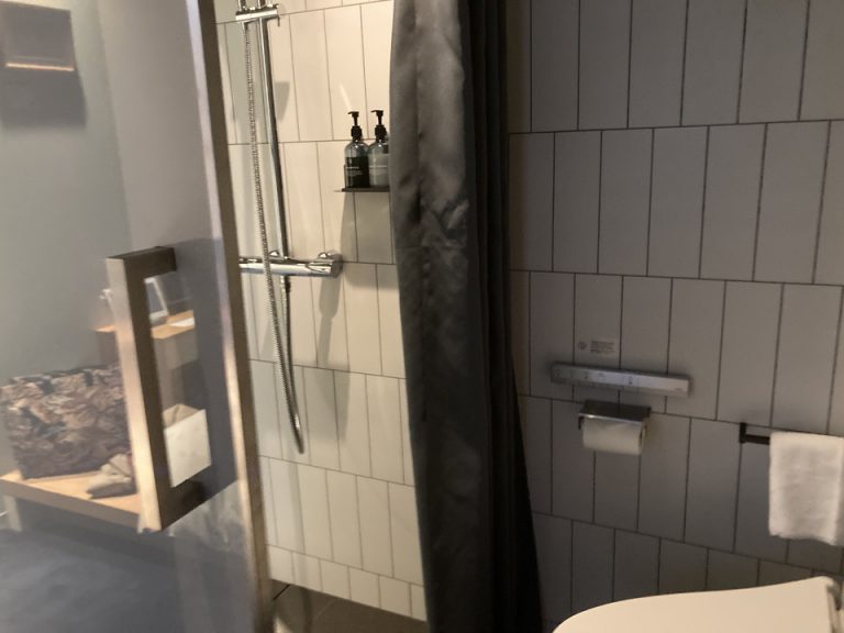 トイレとシャワールーム