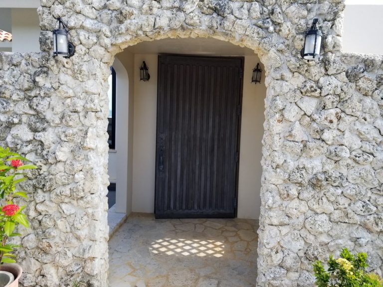 この扉を開けるとフロント