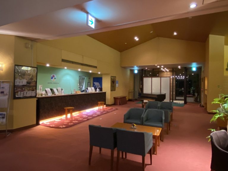 ソファーとテーブルもあり、隣のドリンクバーの飲み物を飲むこともできます