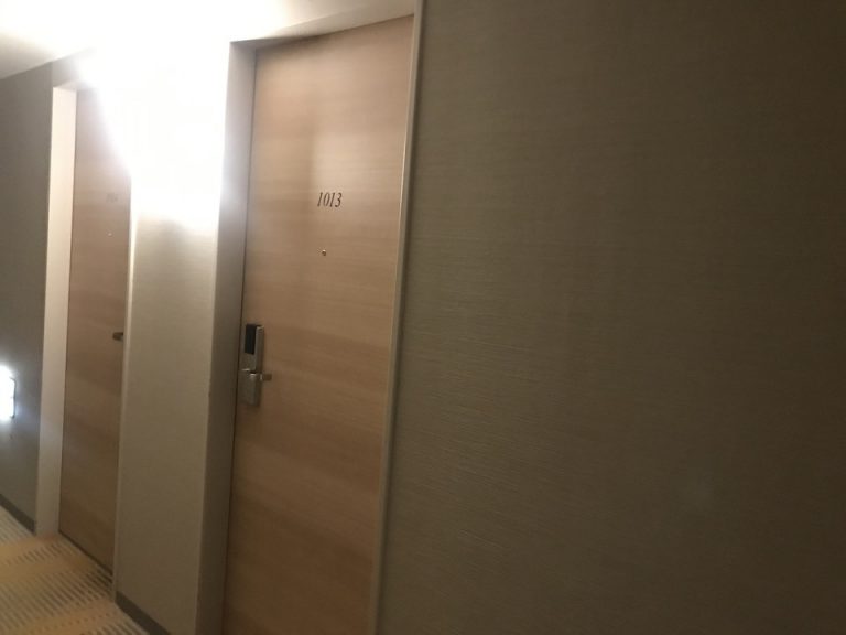 廊下からドア
