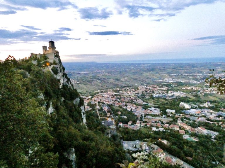 41. 街の様子、観光スポット5:第二の砦からはグアニタ城塞(第一の砦)が見えます。