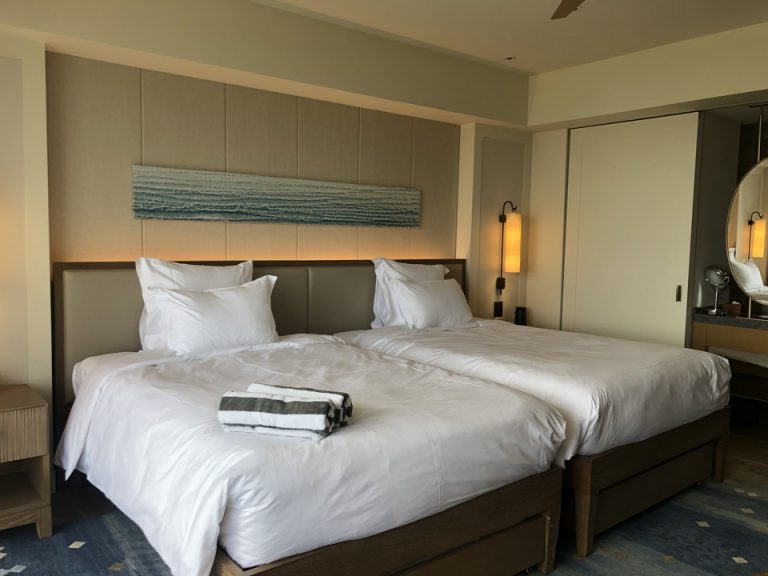 ソファ側から撮ったベッド(1)