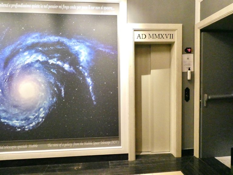 6. エレベーターホールフロント階2