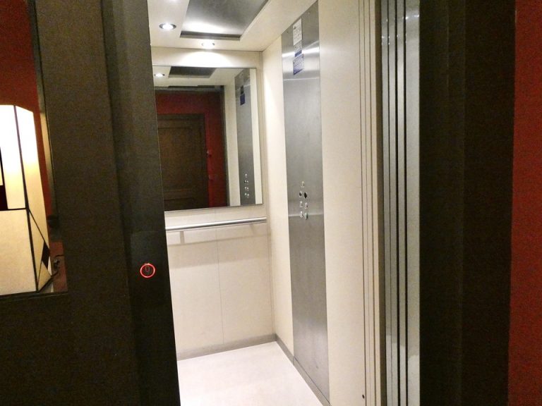 7. エレベーター内観1