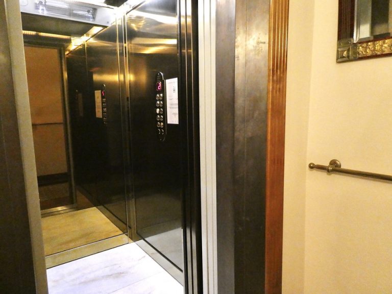 7. エレベーター内観1