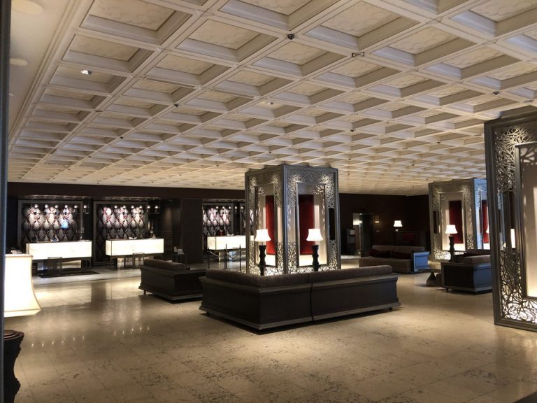 フロント・ロビー(4)