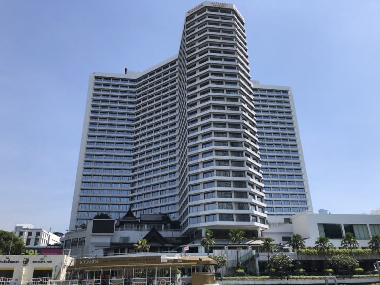 建物全体川側から3