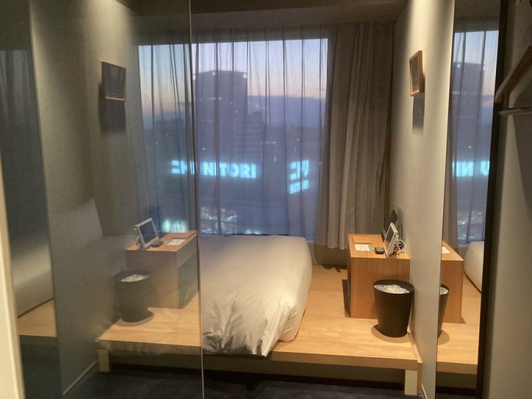 ドアから見た部屋