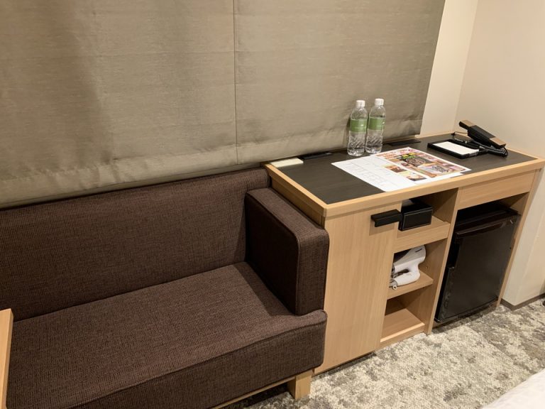 ソファーとデスク