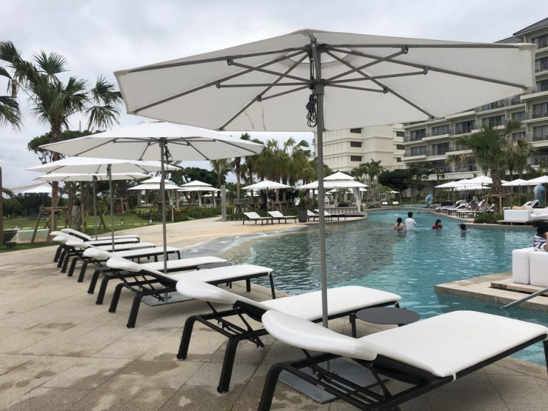 無料のプールサイド席