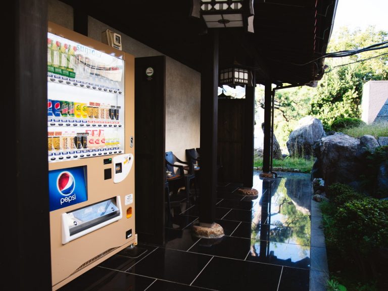 喫煙所とお酒の自販機