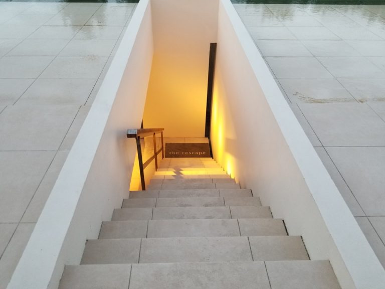 階段を降りるとビーチへ行く道に繋がります