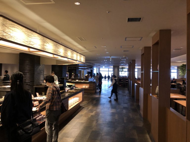 客席全体と料理1