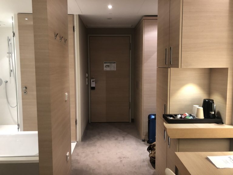 客室全体(入口方向) (2)