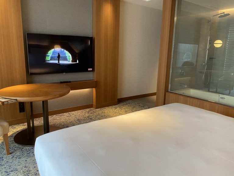 ベッド方向からTV