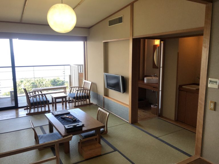 ベッド方向からTV