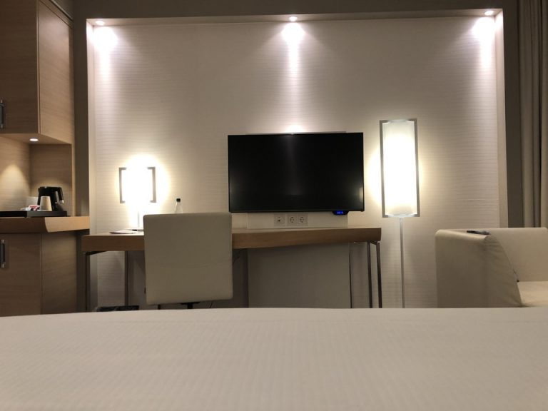 ベッド方向からTV