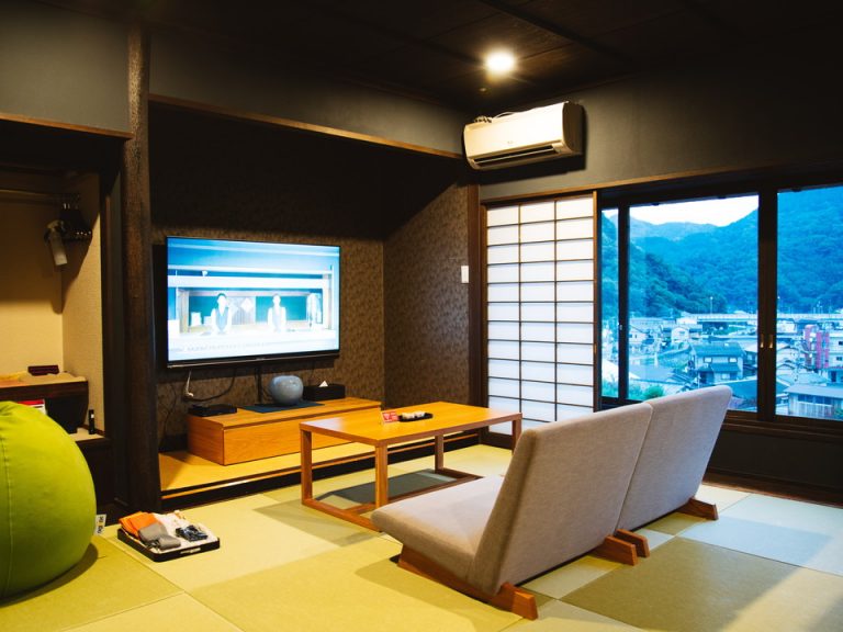 ベッド方向からTV