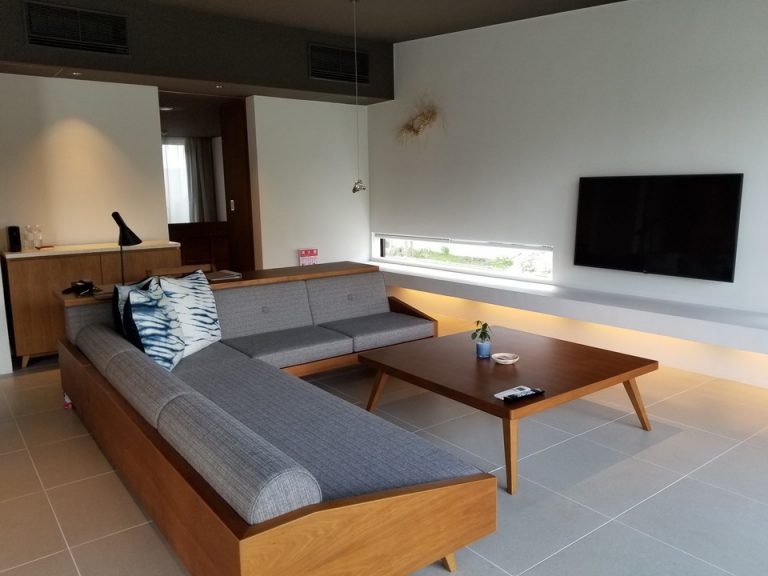 広々としたソファ