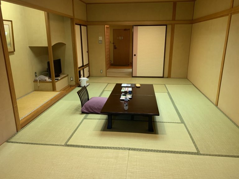 客室全体(入口方向)