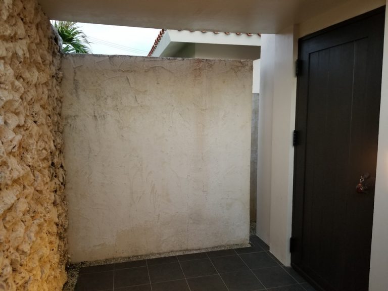 玄関のドアから部屋のドアのアングル