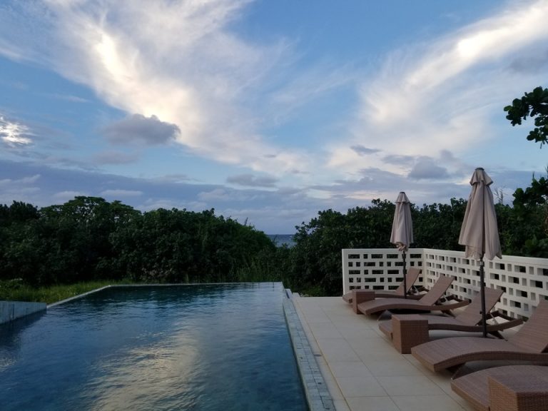 プールからも少し海が見えます