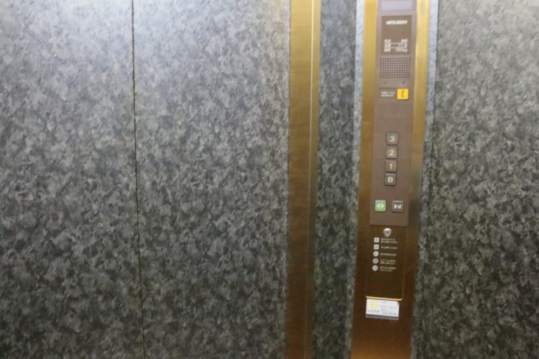 エレベーター中