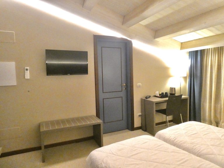 16. ベッド方向からTV2