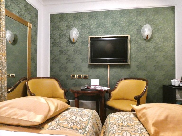 16. ベッド方向からTV2