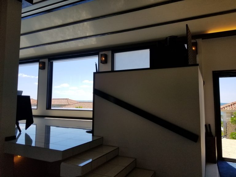 レストランの入り口の階段