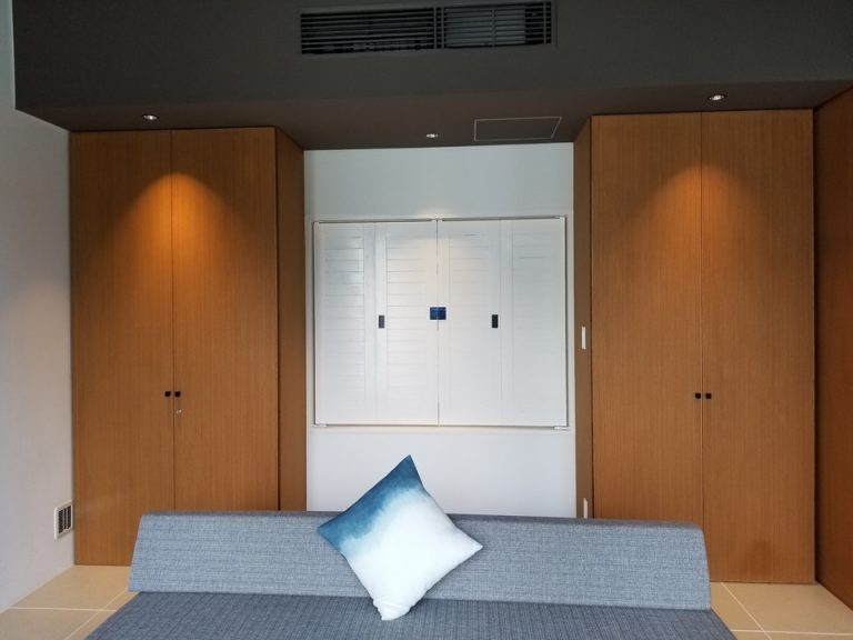 リビングのクローゼット(左は鍵がかかっています)