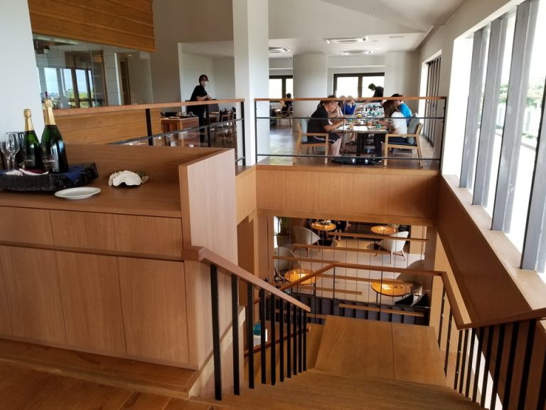 レストラン入り口から客席側