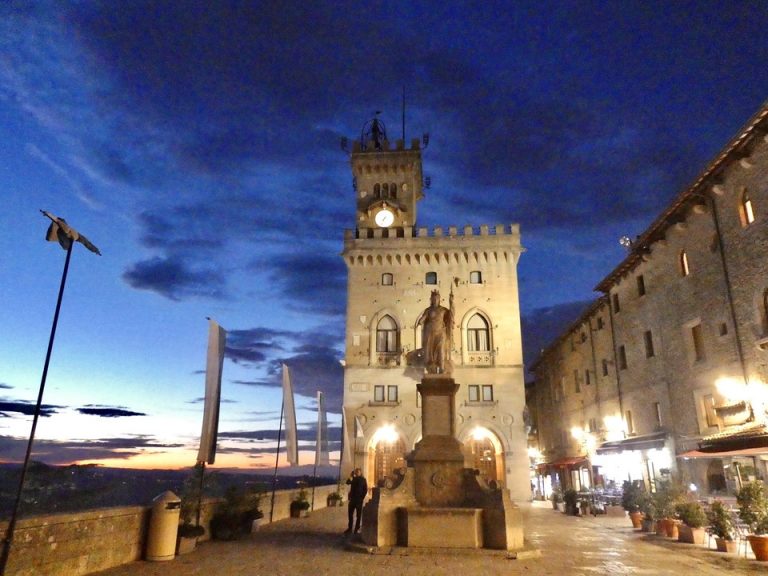 41. 街の様子、観光スポット3:リベルタ広場もすぐ近くです。