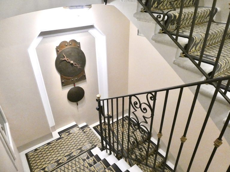 10. 客室廊下全体3、時計モチーフ