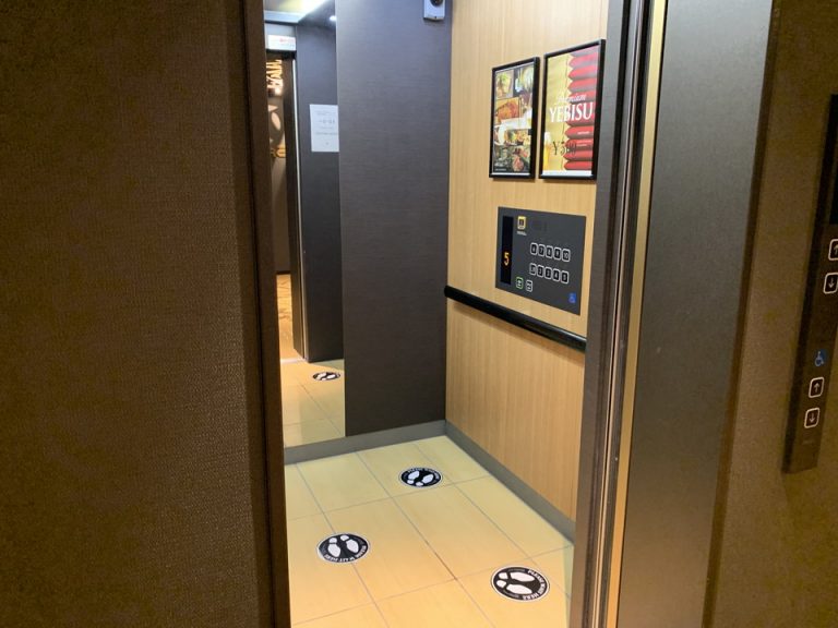 エレベーター内観(1)