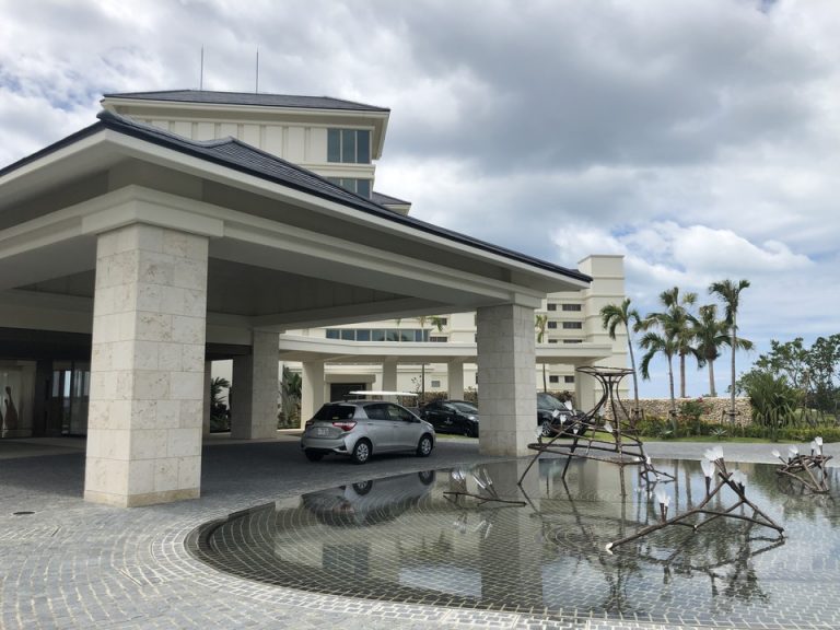 ホテルエントランス車寄せ