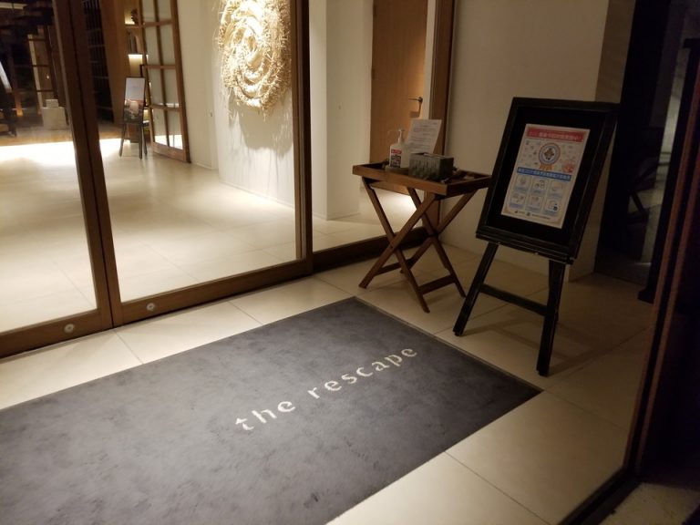 入り口にはアルコールとマスクが。