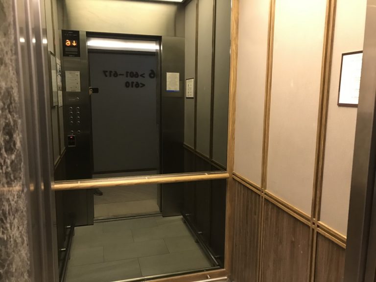 エレベーター内観