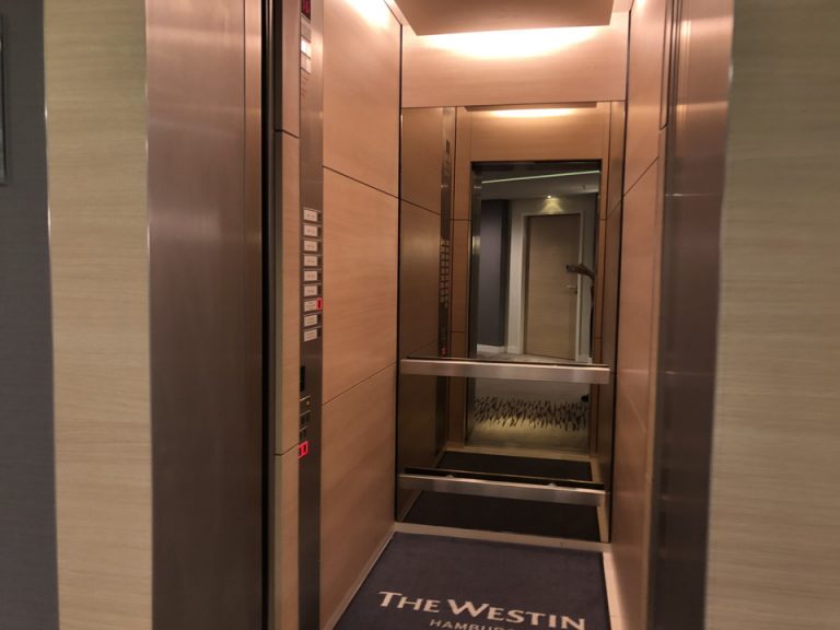 エレベーター内観