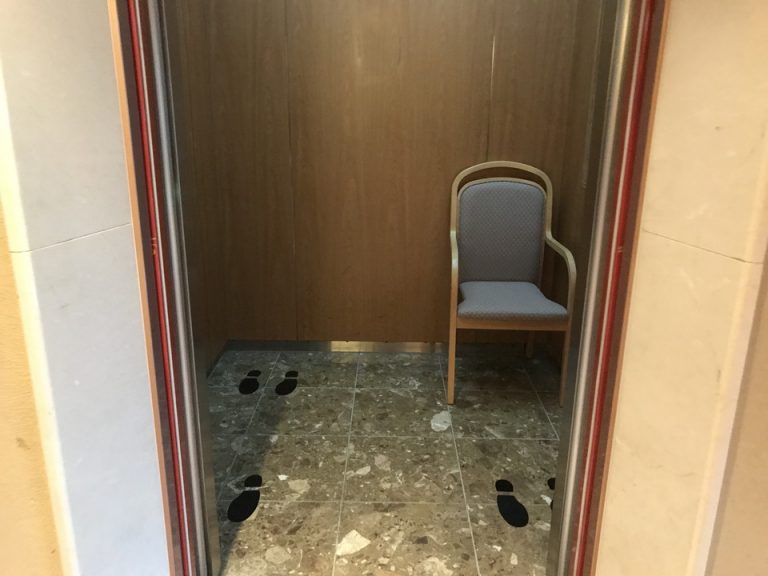 エレベーター内観
