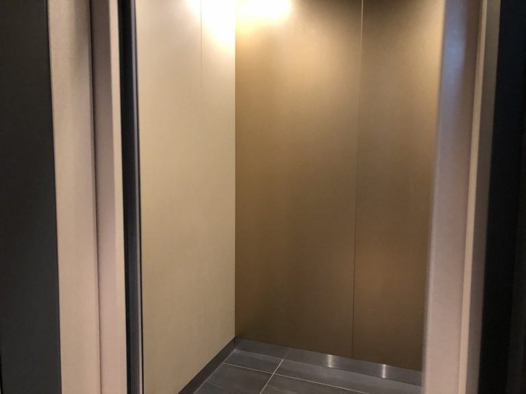 エレベーター内観