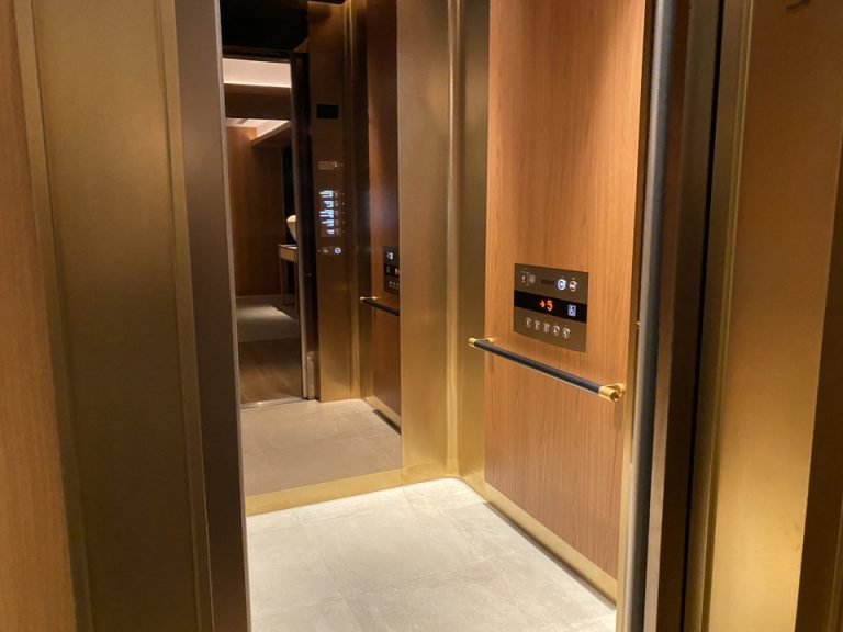 エレベーター内観