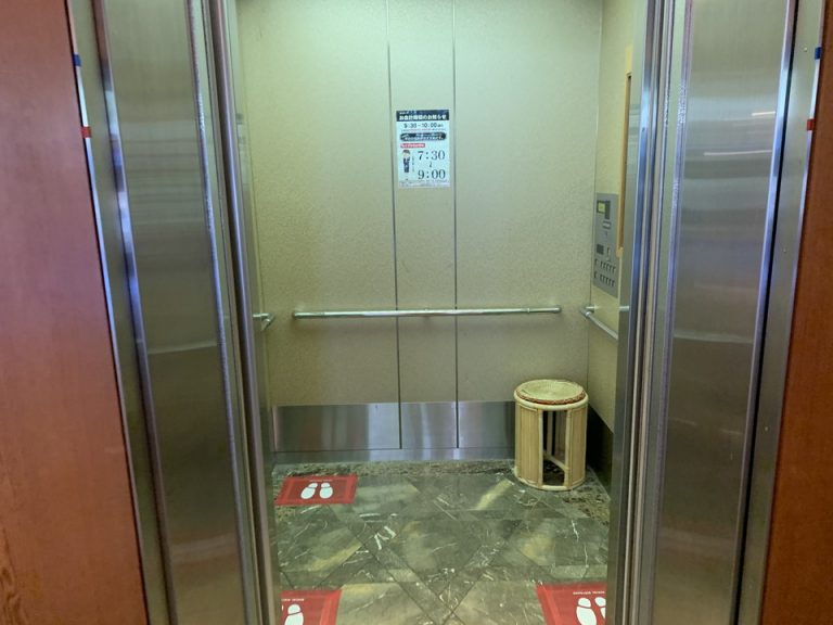 エレベーター内観