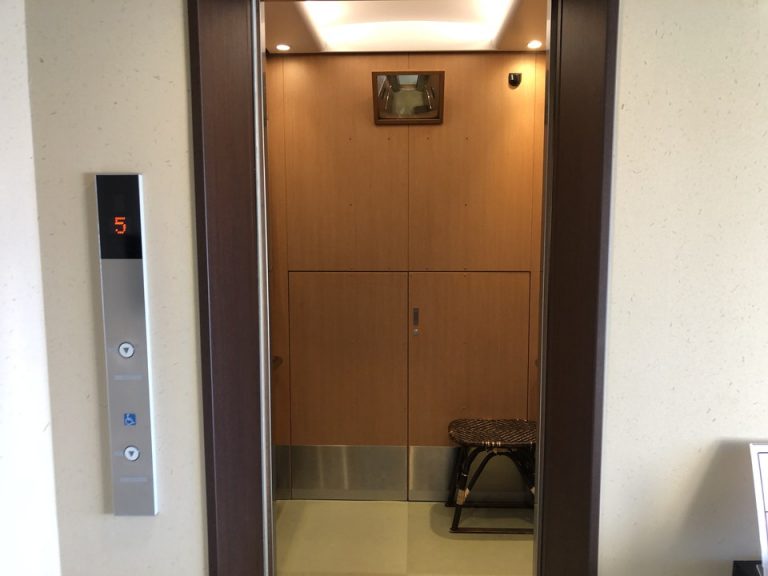 エレベーター内観