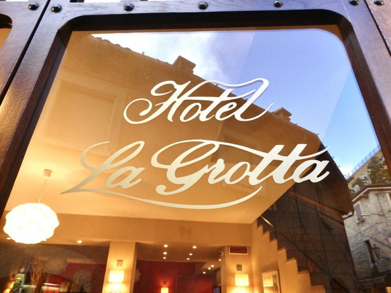 2. エントランス外観2