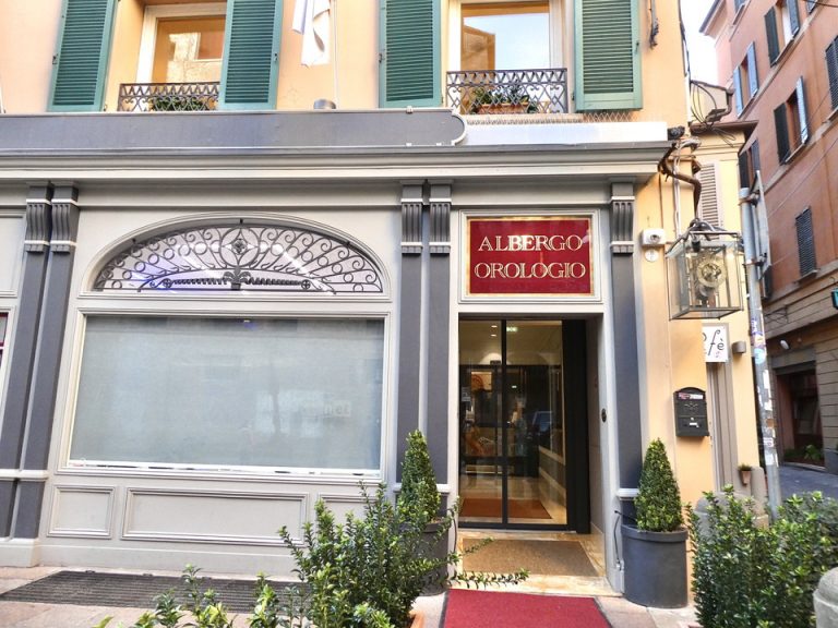 2. エントランス外観2