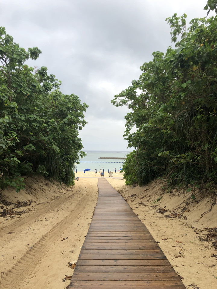 ビーチへ行くまでの通路