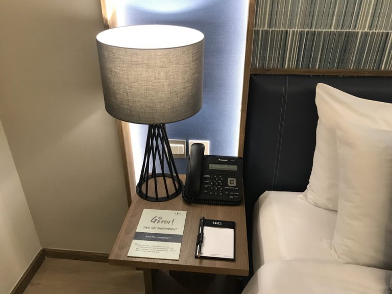 ベッドサイドテーブル