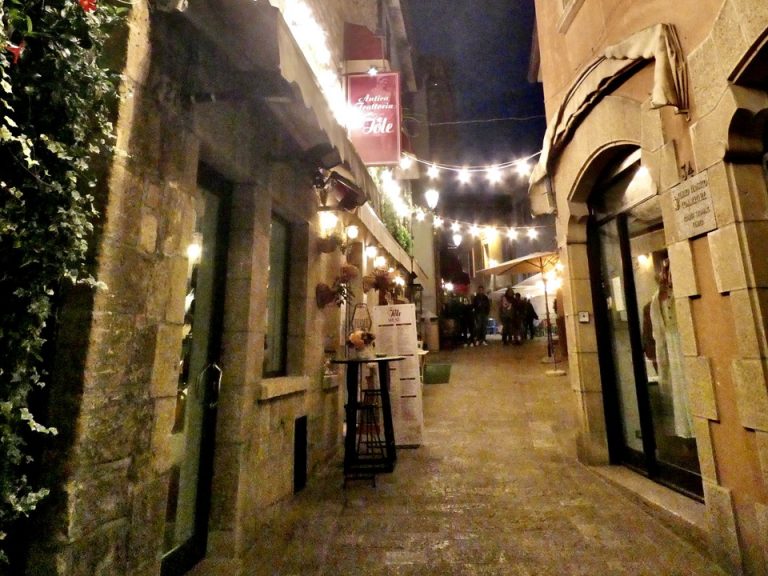 41. 街の様子、観光スポット1:ホテルから出てすぐの小道。